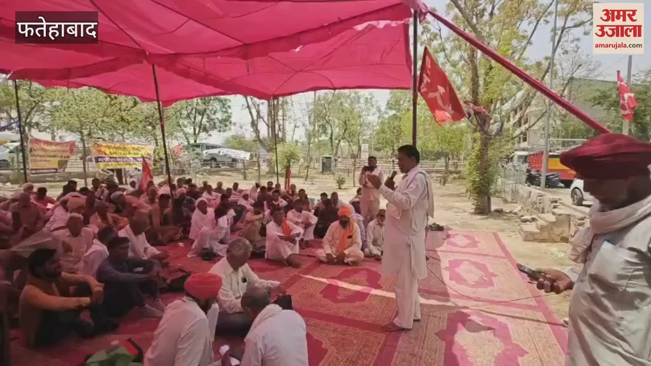 Scheme workers and labourers protested at the DC office regarding their demands and raised slogans