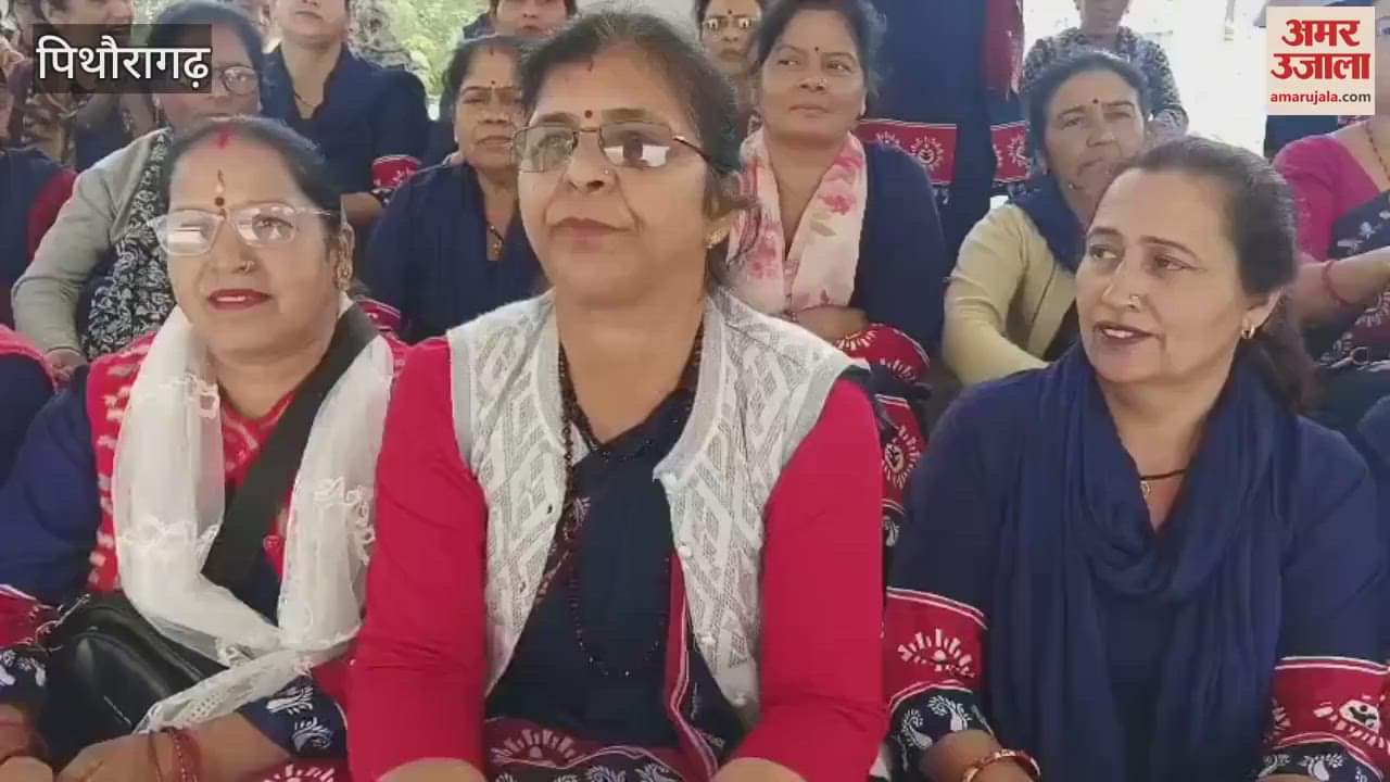 Anganwadi workers protested against the government regarding their demands in pithoragarh