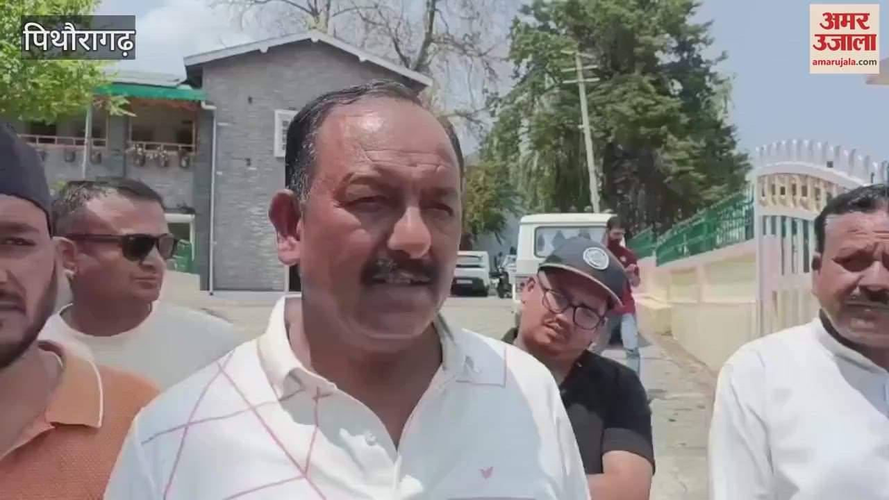 Congress protests against calling students for rally in pithoragarh