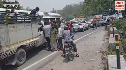 Saharanpur: A truck loaded with cardboard overturned after going out of control, causing a jam in the Shivalik hills for three hours