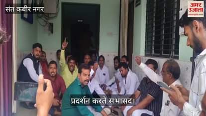 The representative was not allowed to sit in the meeting… Allegation – The Nagar Panchayat President left – The councilors sat on a dharna