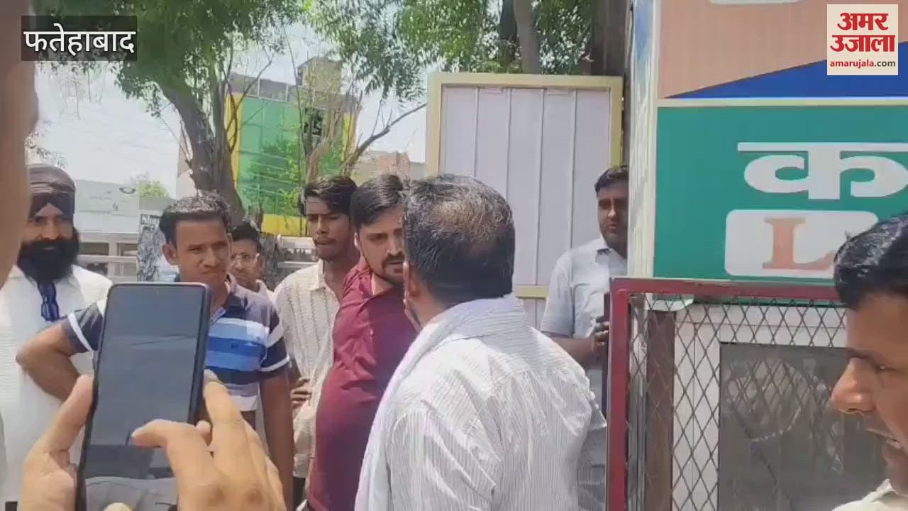 In Fatehabad, a scooter rider hit a woman scooter rider and a father and son, people present on the spot controlled him