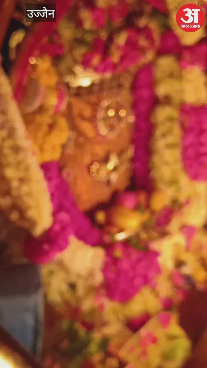 Baba Mahakal's court decorated sandalwood in such a filled with fragrance
