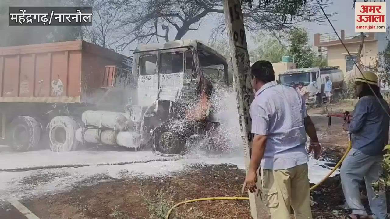नारनौल के हुड़ीना गांव के पास दो ट्रकों की भिड़ंत, एक ट्रक में लगी भीषण आग