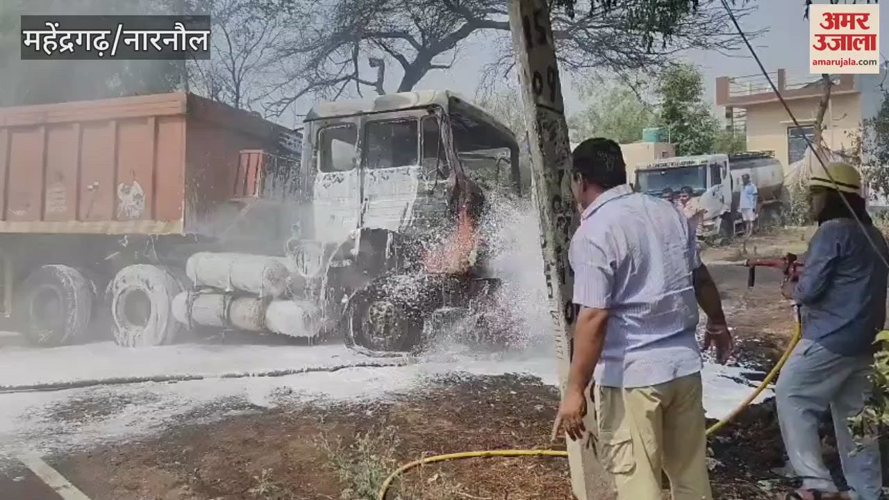 नारनौल के हुड़ीना गांव के पास दो ट्रकों की भिड़ंत, एक ट्रक में लगी भीषण आग