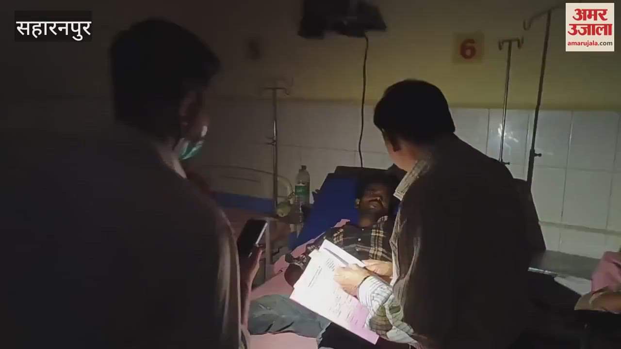 Electricity failure in district hospital in Saharanpur, doctor treated in torch light