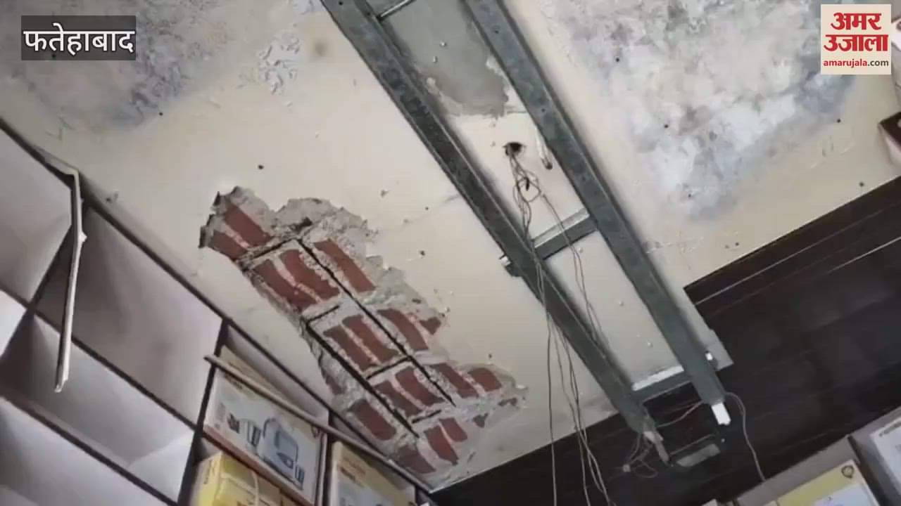 piece of the lintel of shop fell in Tohana, Fatehabad, a major accident was averted