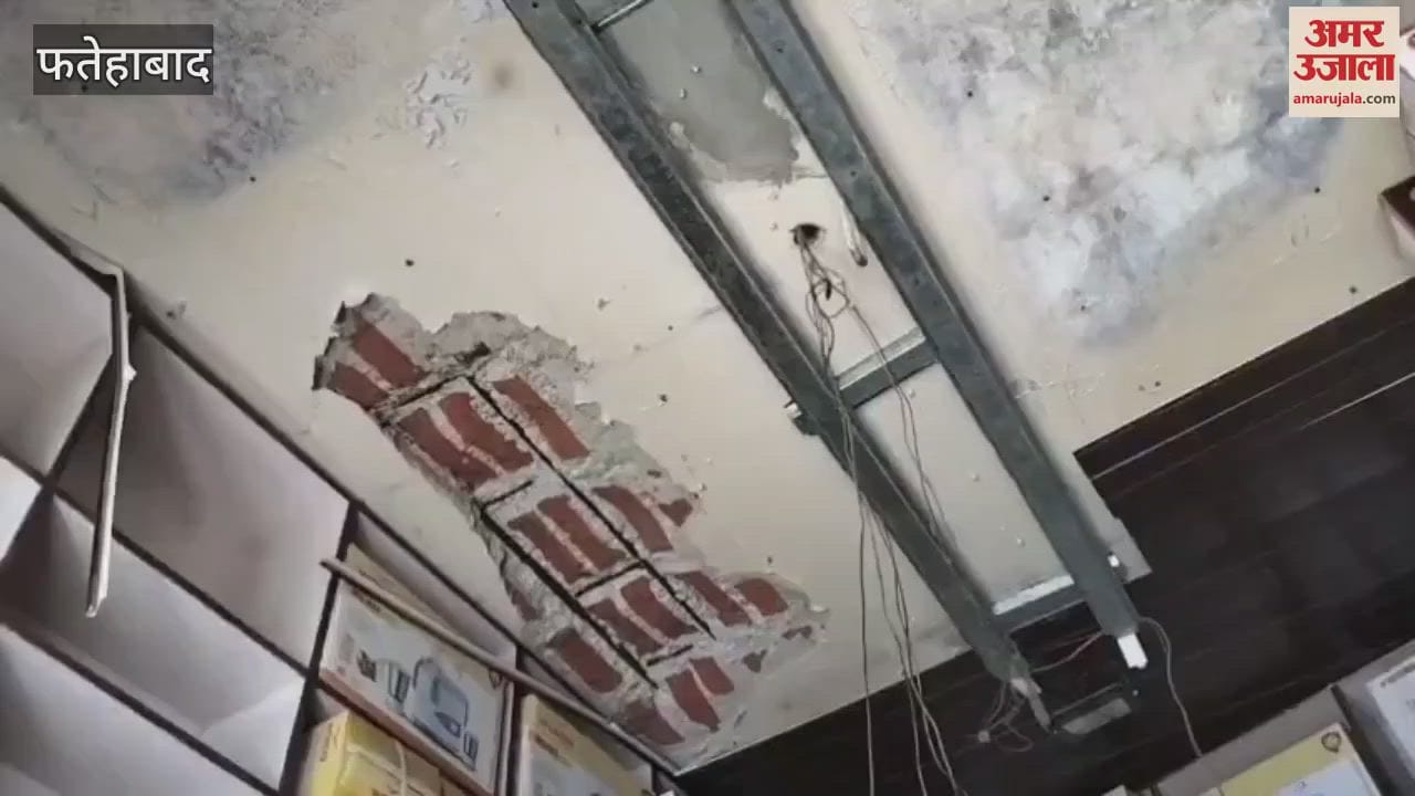 piece of the lintel of shop fell in Tohana, Fatehabad, a major accident was averted