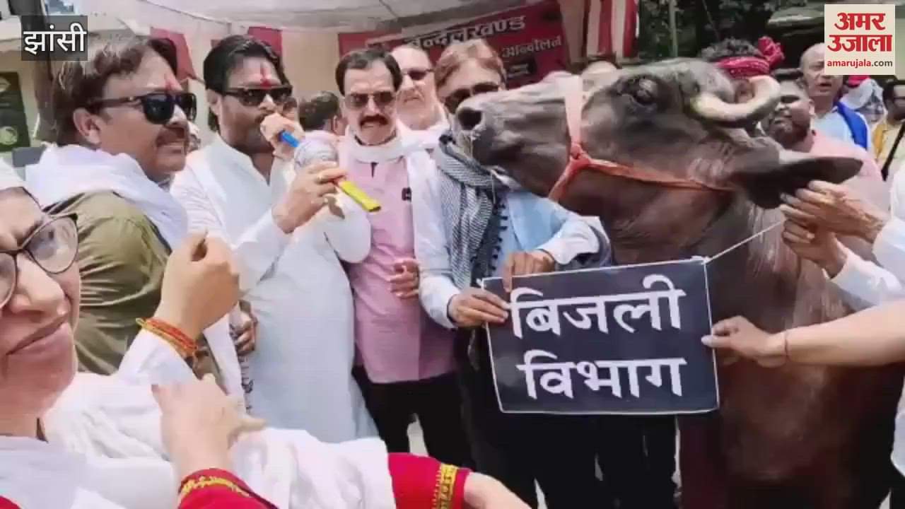 Former Union Minister Pradeep Jain Aditya protested against the electricity crisis in Jhansi