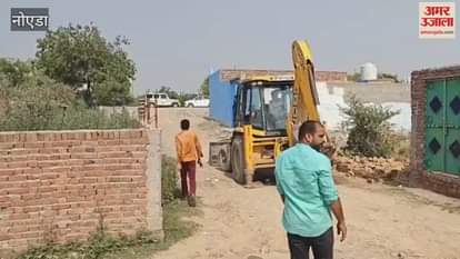 Illegal construction was demolished with a bulldozer in the submerged area of Greater Noida