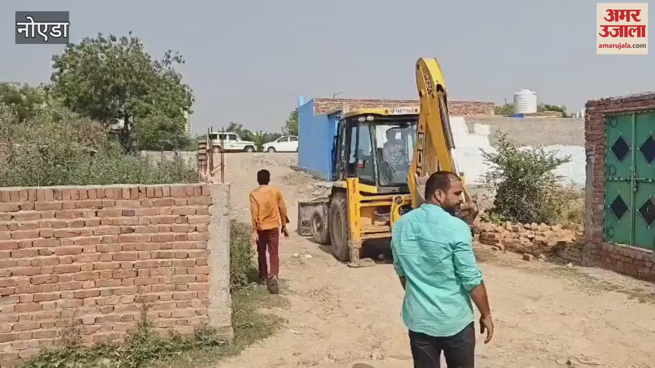 Illegal construction was demolished with a bulldozer in the submerged area of Greater Noida