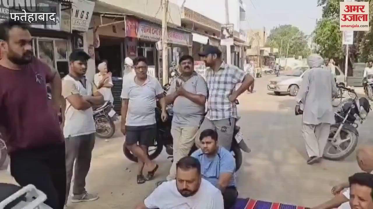 Due to water shortage in Tohana, Fatehabad, people blocked the road