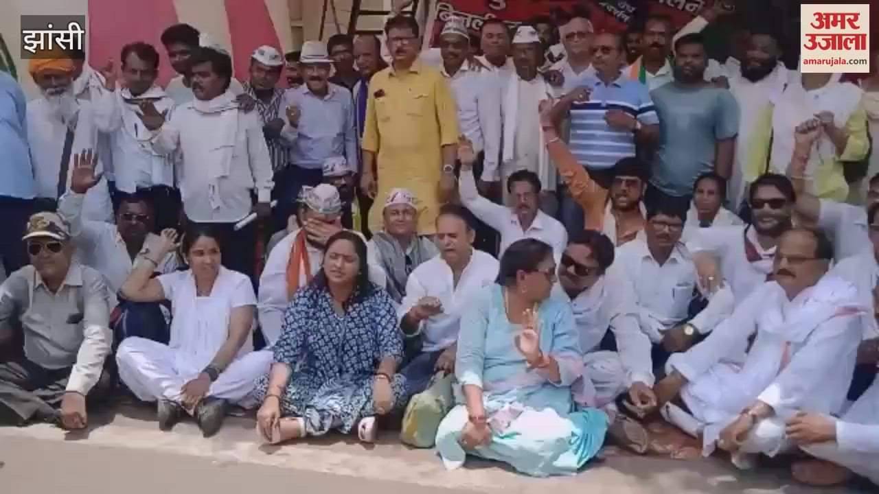 Congress-AAP workers protest against increasing electricity and water crisis