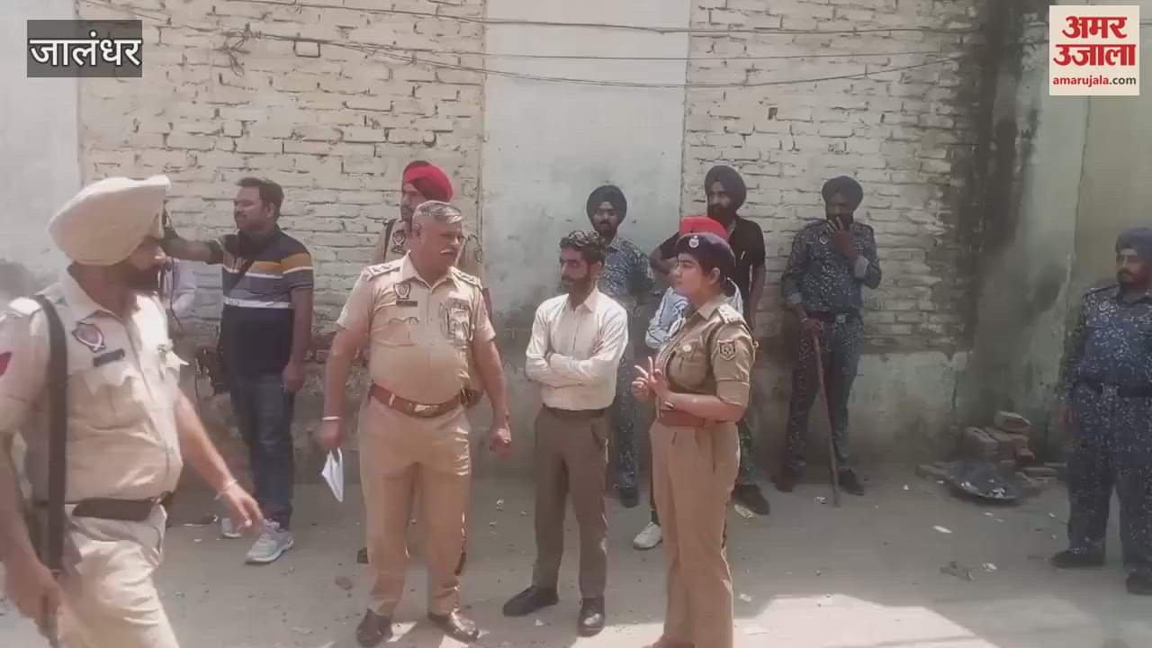 Police ran a bulldozer on the house of a smuggler in Jalandhar