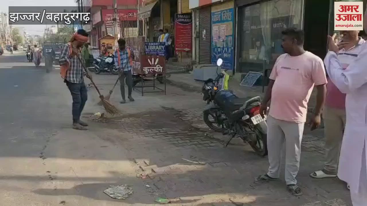 Jhajjar DC and Chairman went to the field early in the morning and took stock of the cleanliness system of the city