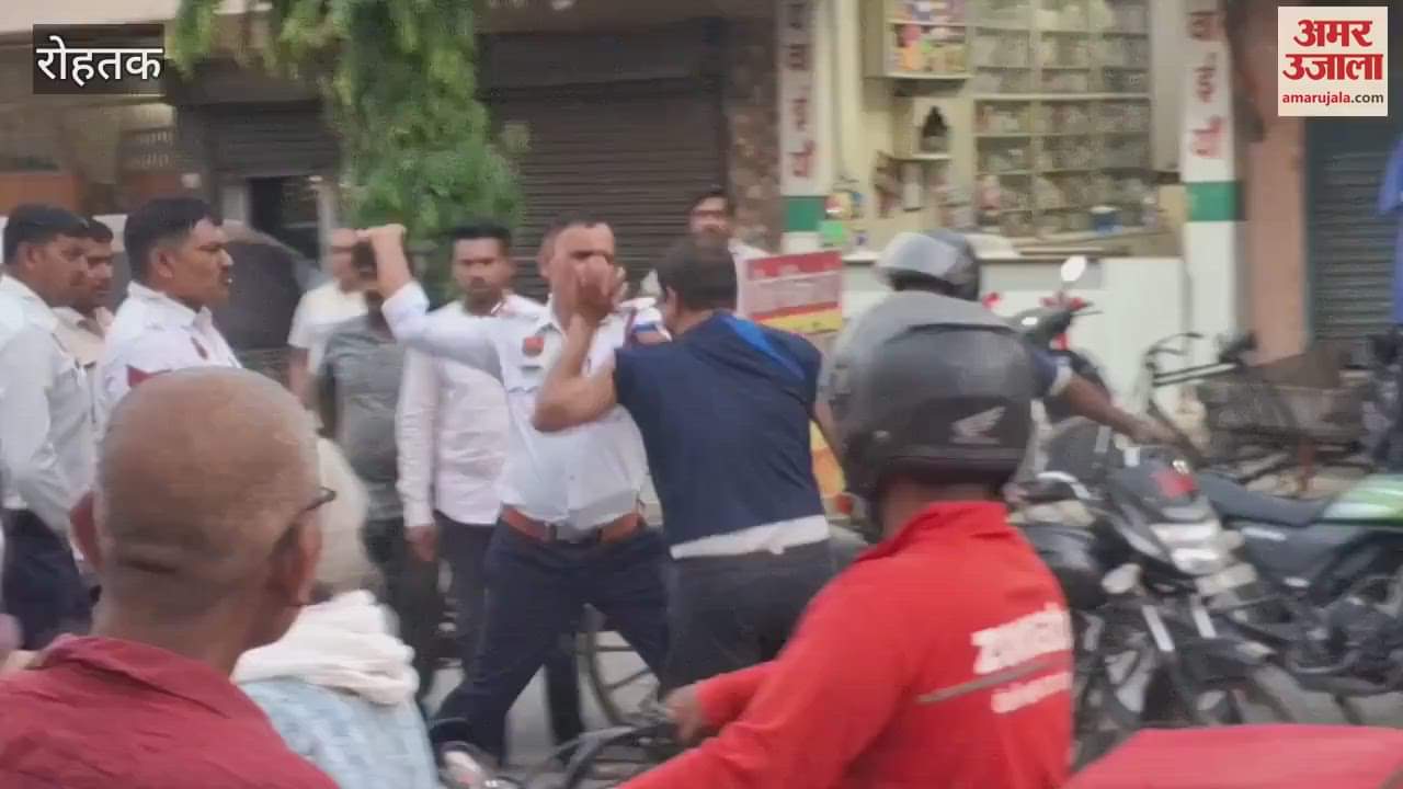 Traffic policeman beats up a youth in public in Rohtak, video goes viral