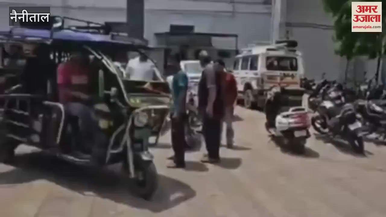 Police took the body to the postmortem house in an e-rickshaw from ramnagar Government Hospital