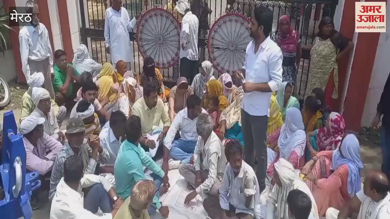 Meerut Residents of Ward 6 Shankar Nagar Kunda in Meerut staged a sit-in protest at the Commissioners Gate