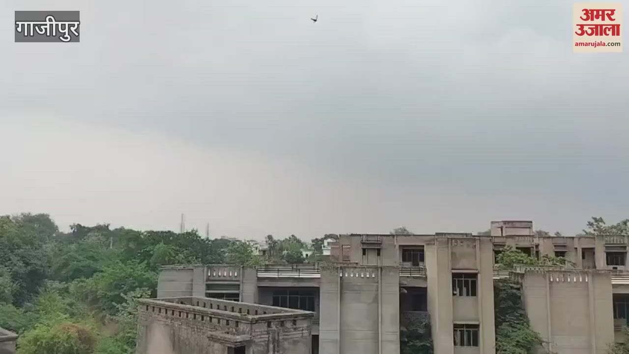 Weather suddenly changed in Ghazipur wind blew along with dust storm