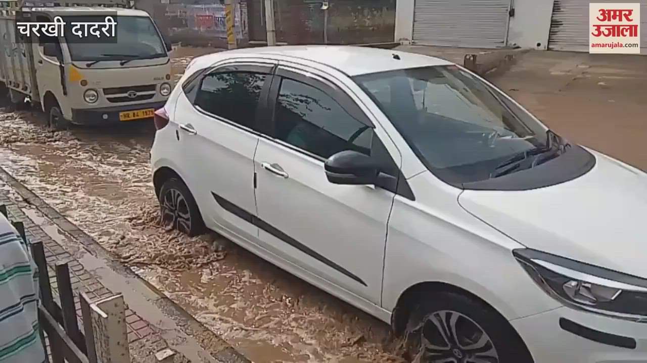 Waterlogging on roads due to rain in Dadri at night, vehicles crawling