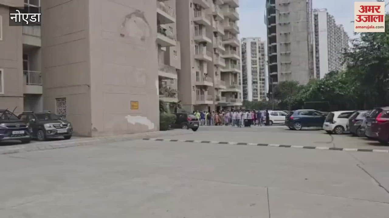Residents of Ajnara Homes Society of Greater Noida demonstrated