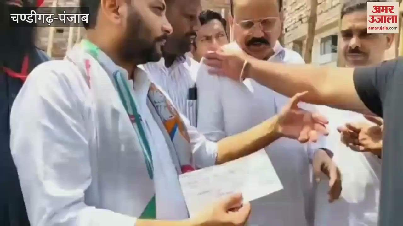 फिरोजपुर में कांग्रेस के पूर्व विधायक ने गुरुद्वारा निर्माण के लिए दिया दो लाख रुपये का चेक