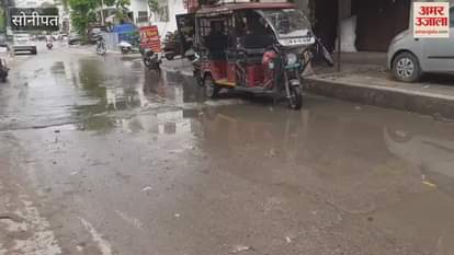 People expressed their anger due to sewer overflow in Sonipat's Sector-15 for two months