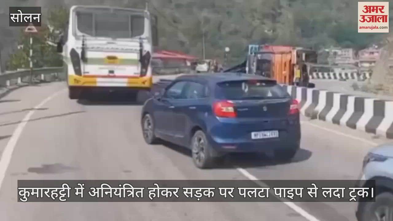 truck loaded with pipes overturned on the road in Kumarhatti after going out of control