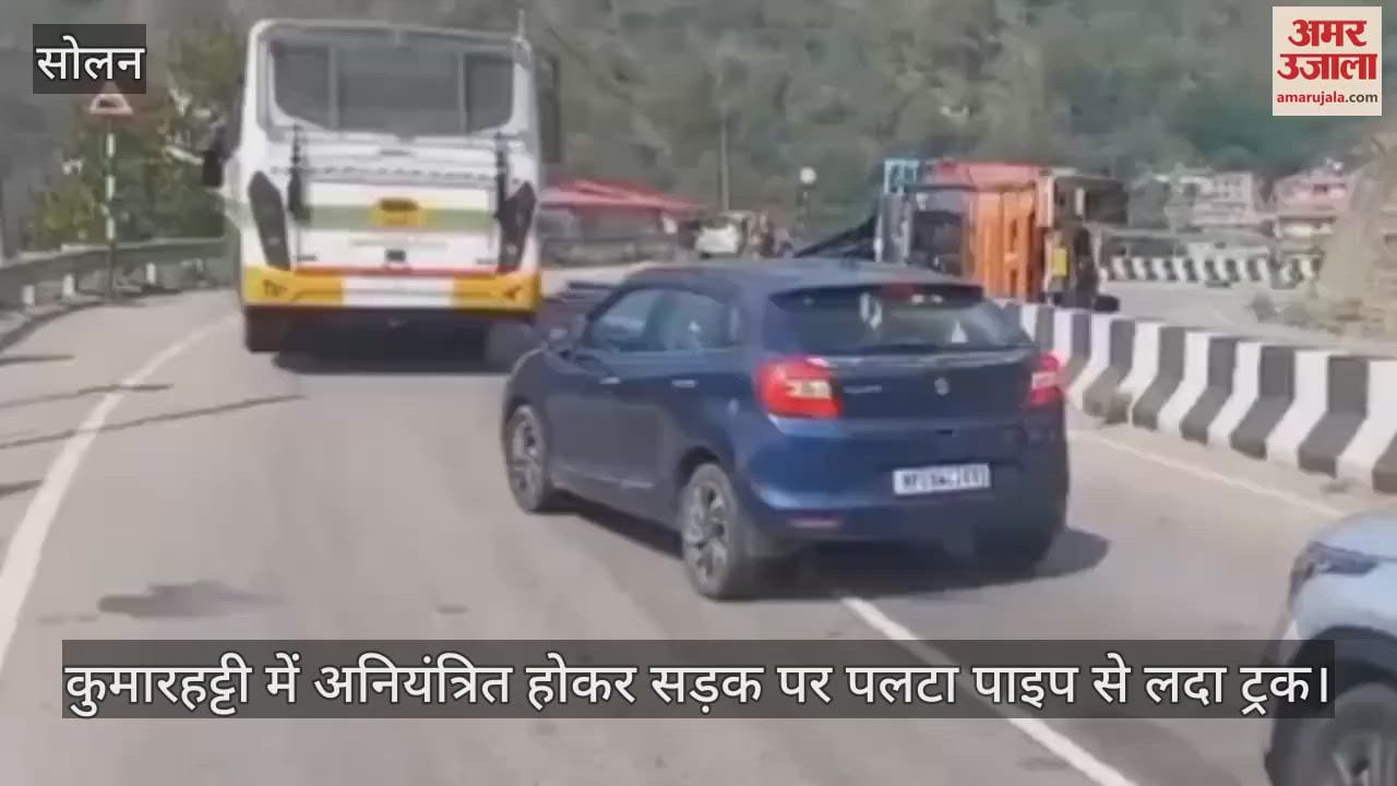 truck loaded with pipes overturned on the road in Kumarhatti after going out of control