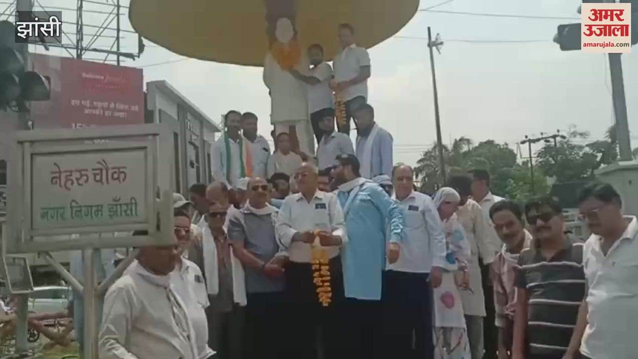 Congressmen garlanded Nehru statue on his 61st death anniversary In Jhansi