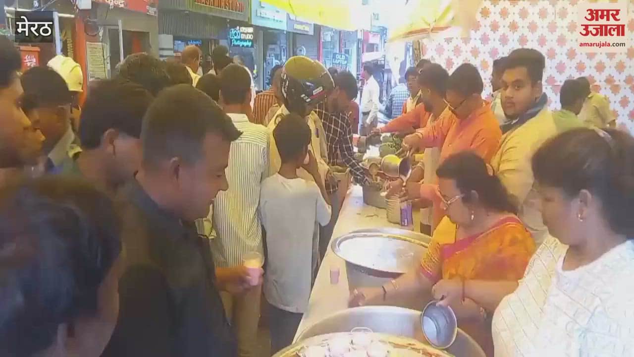 Bhandara Organized at Panchmukhi Hanuman Temple in Meerut; Devotees Relish Kachori and Sharbat