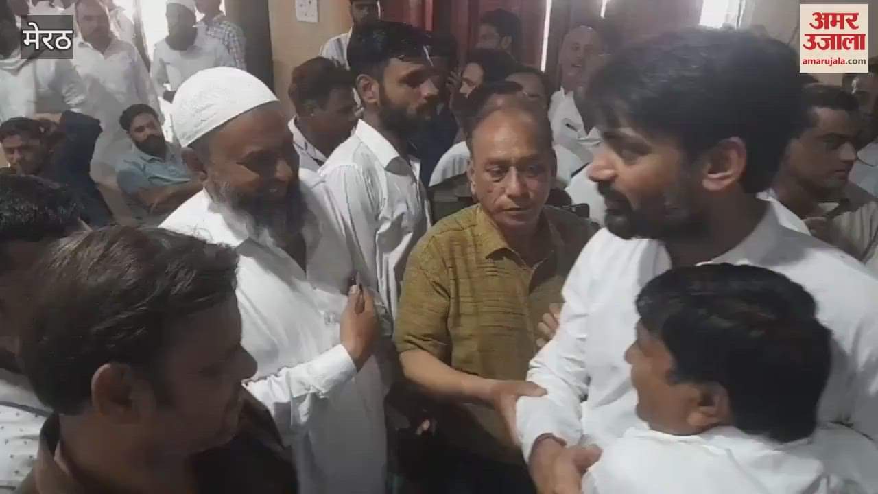 Congress workers welcomed Pradeep Narwal with garlands at the Chamber of Commerce located at Roadways in Meerut
