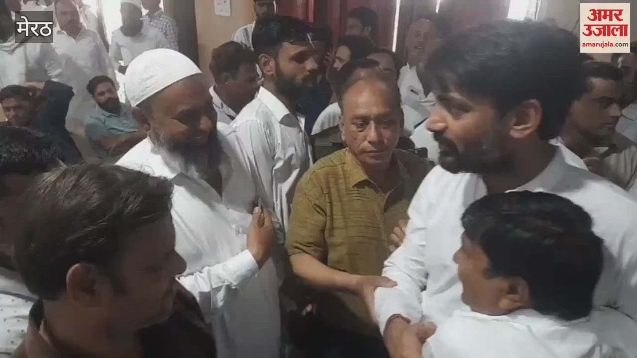 Congress workers welcomed Pradeep Narwal with garlands at the Chamber of Commerce located at Roadways in Meerut