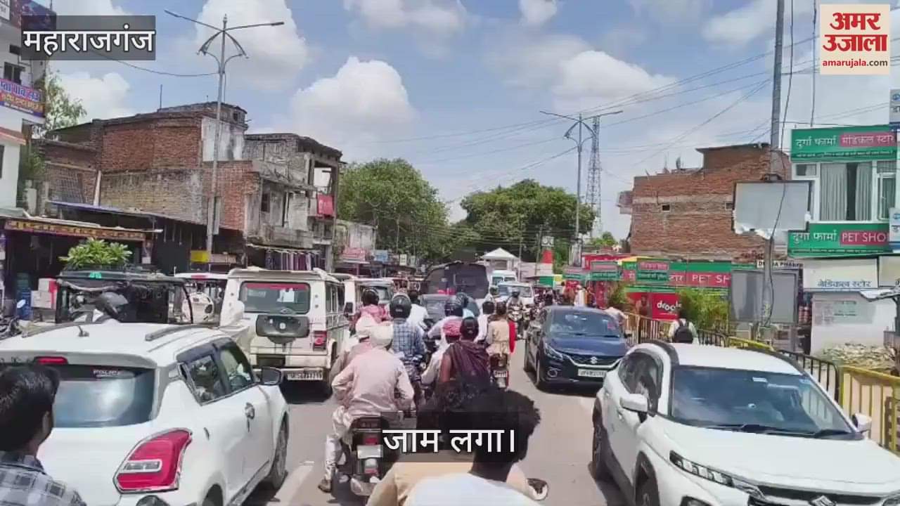 Vehicles are parked haphazardly on the market roads, causing traffic jams