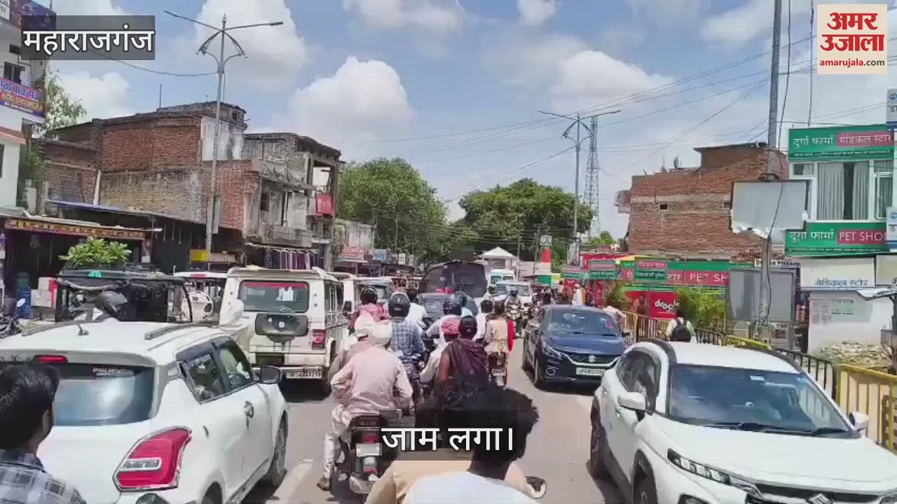 Vehicles are parked haphazardly on the market roads, causing traffic jams