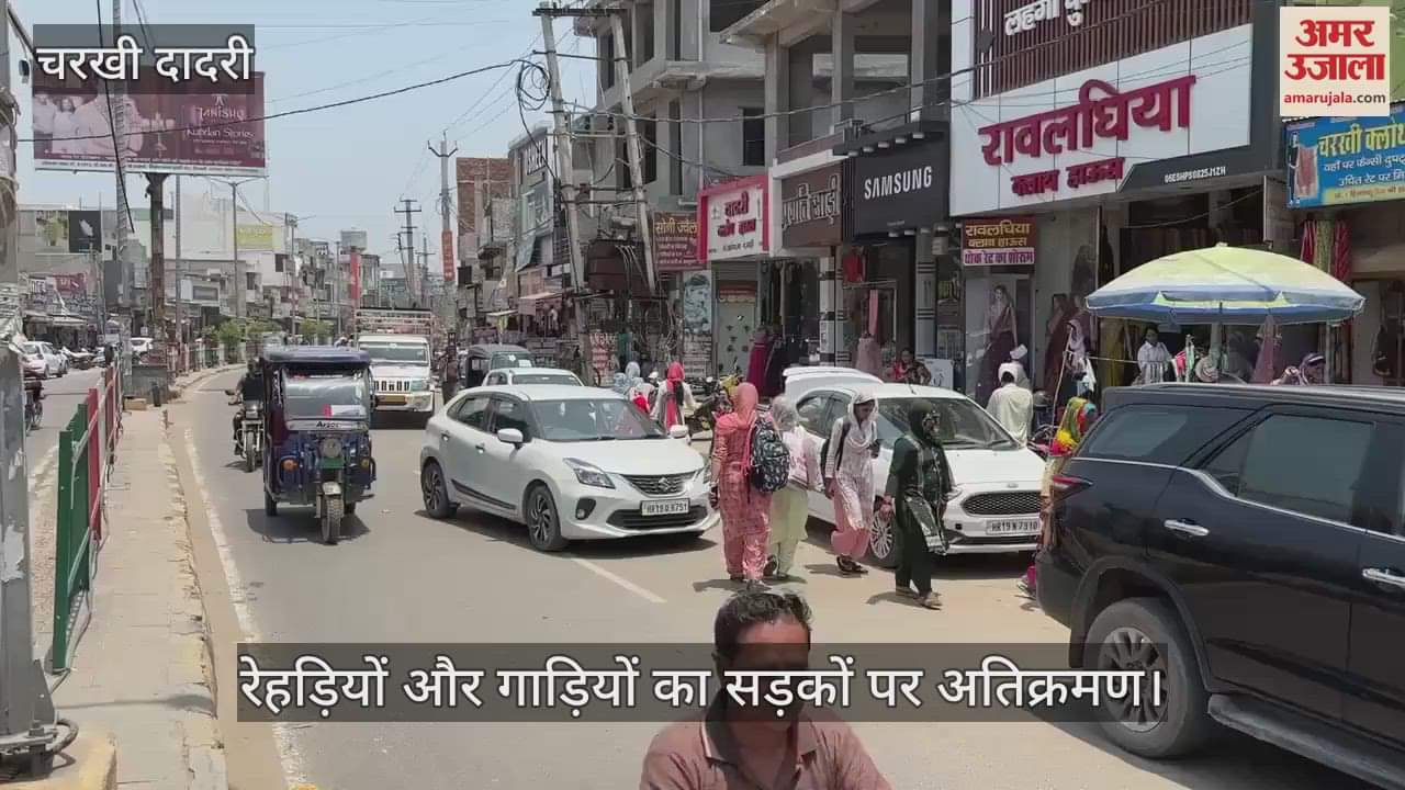 Street vendors and vehicles encroached on the roads