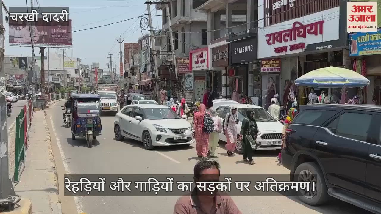 Street vendors and vehicles encroached on the roads