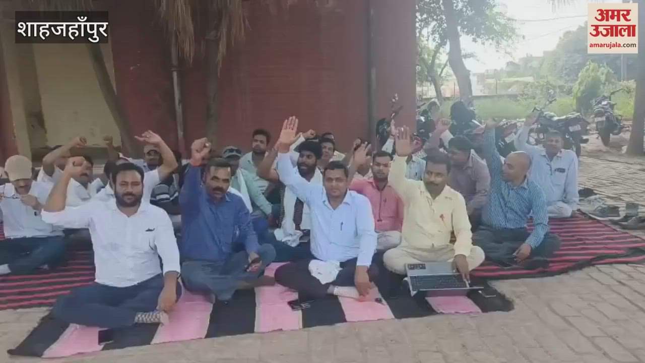 Vidyut Sangharsh Samiti protest against privatization continues in Shahjahanpur