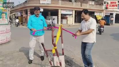 Barricades were put in place of the cover of the sewer manhole