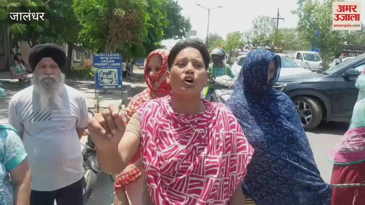People in Khurla Kingra area of Jalandhar got angry due to non-availability of water and blocked the road