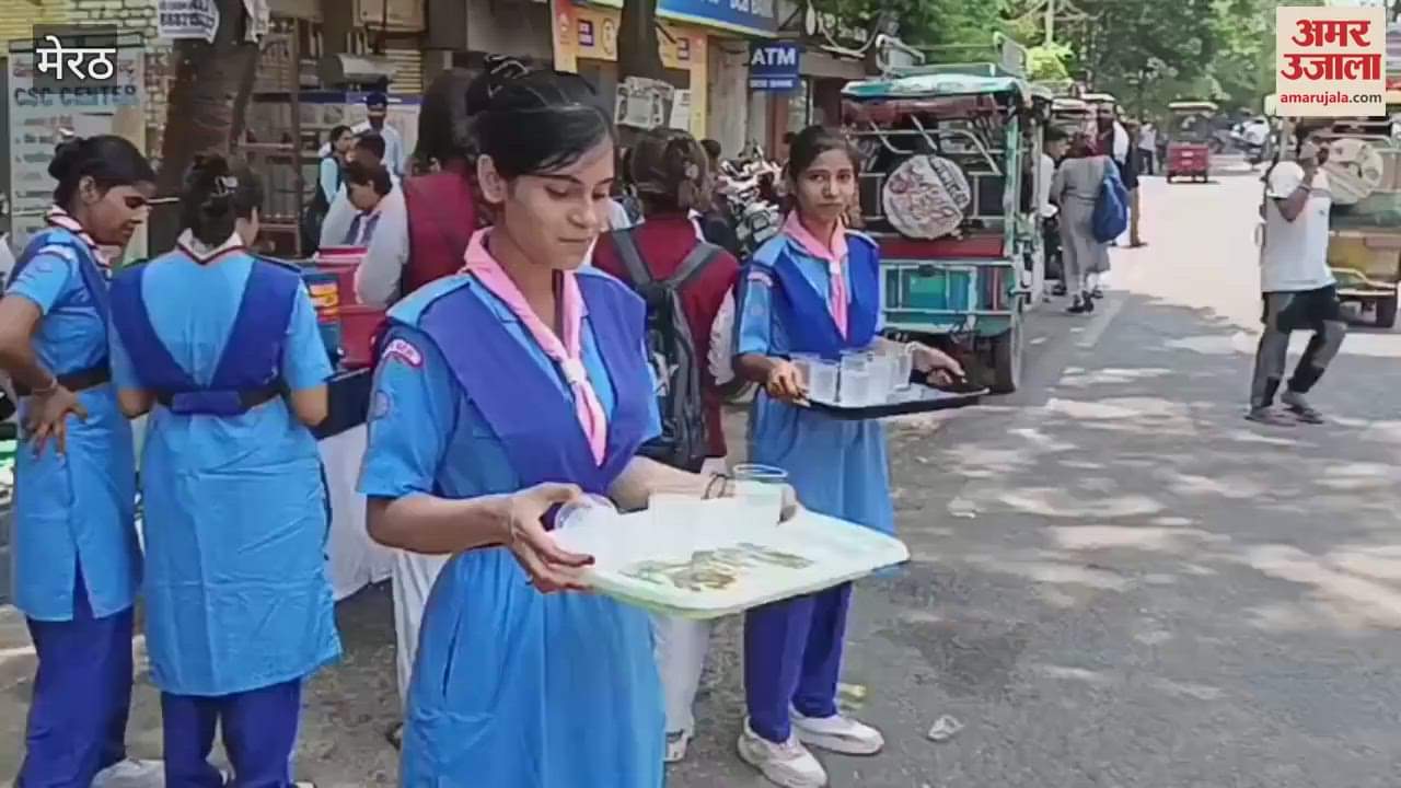 In Meerut, the girl students of RG Degree College gave water to passersby and distributed sherbet
