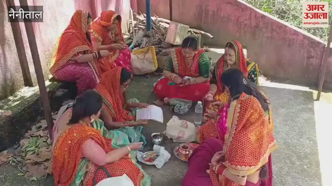 Women worshiped Vat Savitri for the long life of their husbands in bhimtal