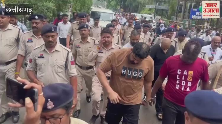 रायपुर में पत्रकारों से मारपीट करने वालों का पुलिस ने निकाला जुलूस, देखें वीडियो