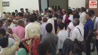 scuffle among the farmers to get food packets in bareilly