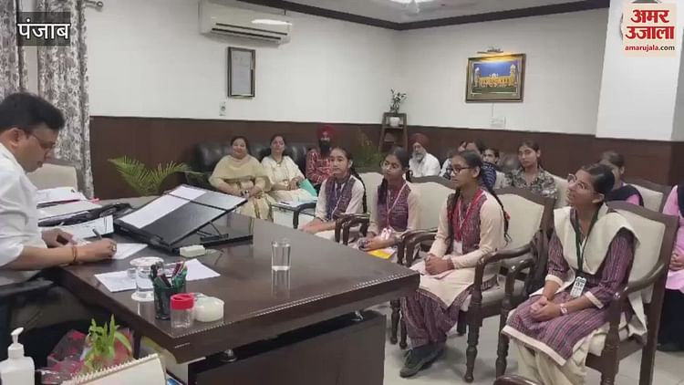 कपूरथला डीसी से मिले जिले के टॉपर