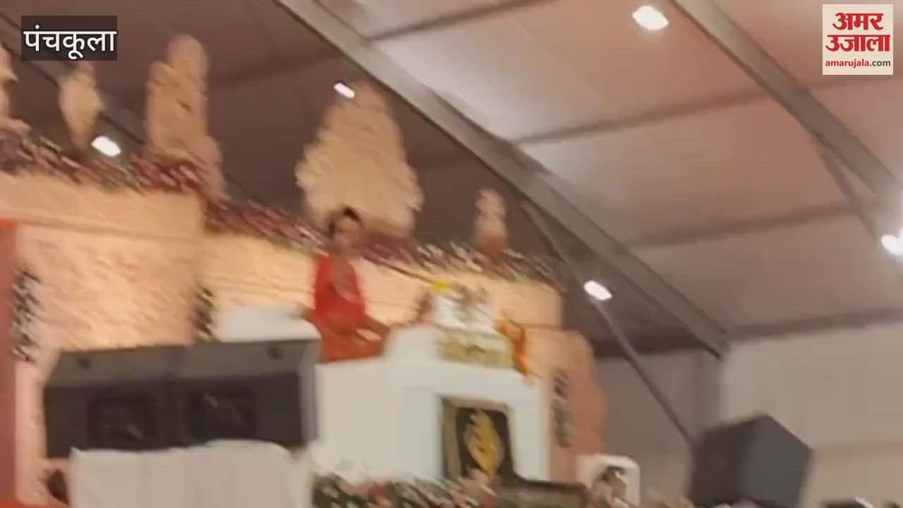 पंचकूला में श्री हनुमंत कथा का गुणगान करते पंडित धीरेंद्र शास्त्री