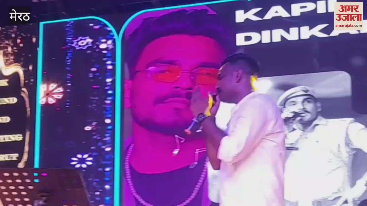 Meerut: Listen to the songs sung by the uniformed person in Nauchandi fair.