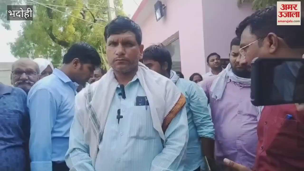 Lekhpal arrested while taking bribe villagers and Lekhpal association gathered at police station in support see VIDEO
