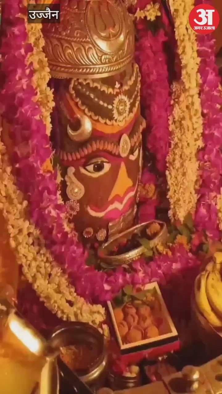 Baba Mahakal decorated like Bhasma Aarti today garland of fig and crown on head