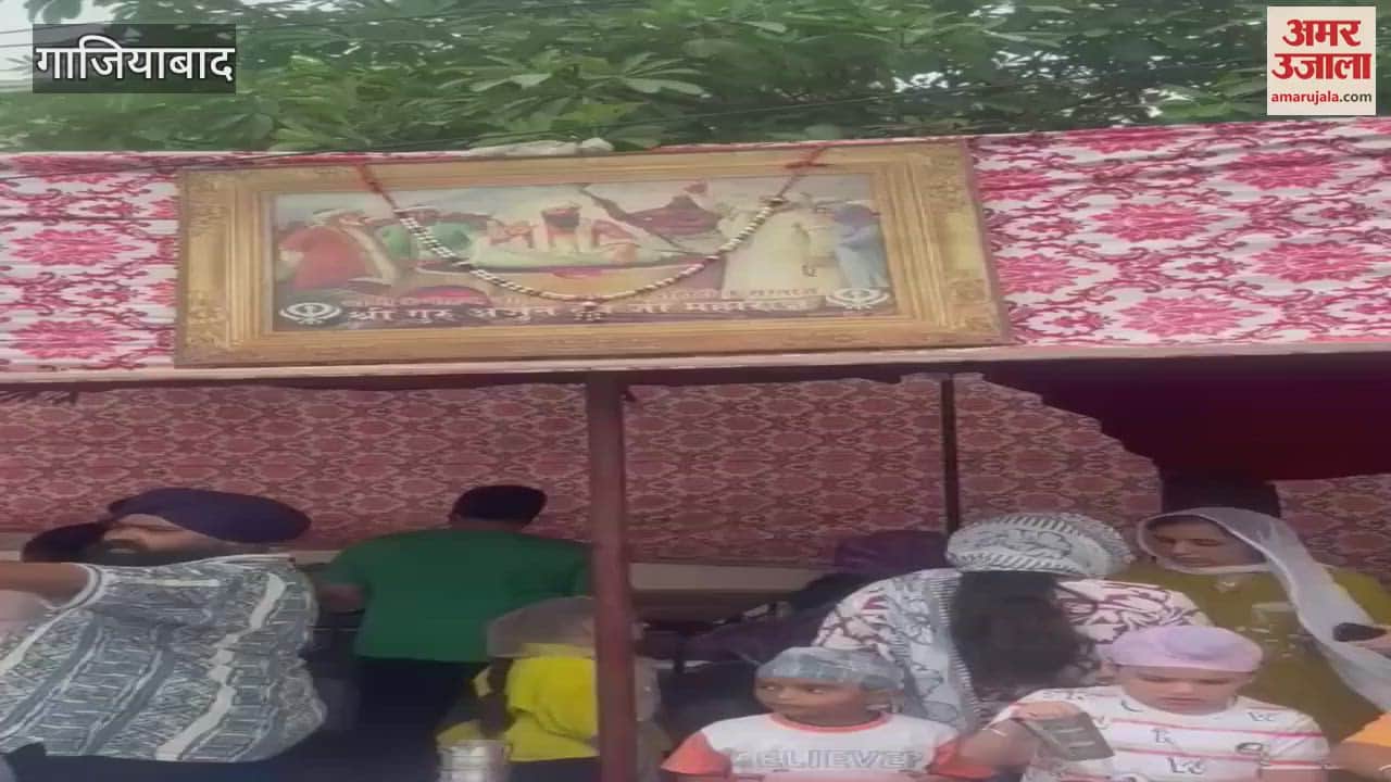 Sharbat and sweet water was distributed by congregation on Kavinagar main road